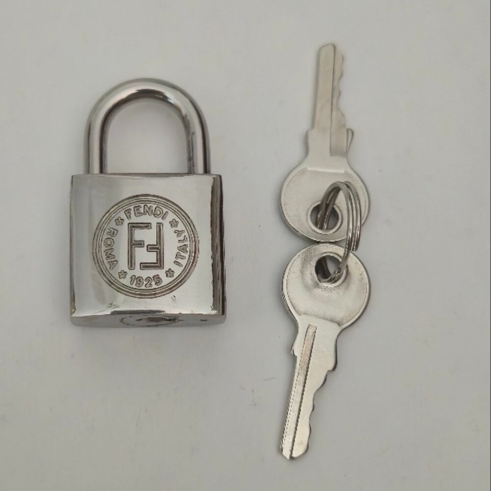 Fendi Silver Color Padlock Cadena With 2 Silver Keys RARE Genuine